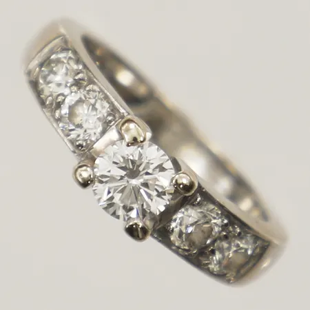 Ring med diamanter, totalt 1,06ct, enligt gravyr, ca 1x0,44ct, 4x0,15-0,16ct, vitguld, stl 15½, bredd 5,1mm, gravyr, 18K Vikt: 5 g