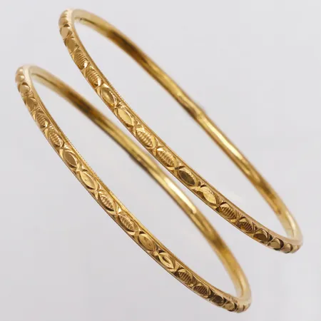 2 armringar med mönsterdekor Ø63mm bredd 3,4mm, ihåliga, något skev, 21K Vikt: 12,5 g