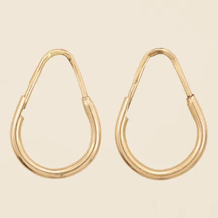 Ett par örhängen, längd 19,2mm, bredd 5,6-12,3mm 14K Vikt: 1,5 g