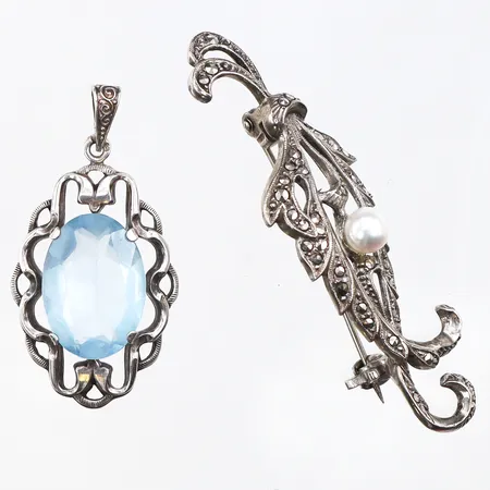 Brosch med pärla och markasiter,längd ca 5.5 cm + hänge med sten,höjd med ögla ca 4 cm,silver 830/1000. Vikt: 12,5 g