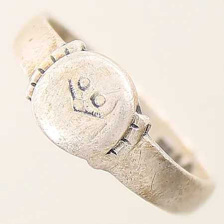 Ring med dekor stl:17¾ bredd 3,7-7,8mm skev gravyr silver 830/1000 Vikt: 2,7 g
