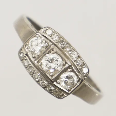 Ring med diamanter 0,45ct enligt gravyr, stl 18, bredd 1,5-8,3mm, Heribert Engelbert AB, År 1957 vitguld 18K  Vikt: 3,8 g