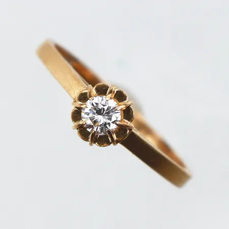Ring med solitär diamant på 0.16 ct VS Wesselton,storlek 17 mm,bredd 1.7-5.7 mm,Gustav Dahlgren & Co Malmö,cert medföljer 18k. Vikt: 2,1 g