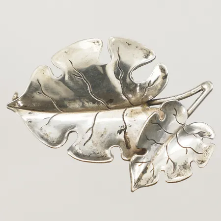 Brosch med blad, längd 45,5mm, 34mm, Ge-Kå-Smyckek G Kaplan år 1955, silver Vikt: 5,9 g