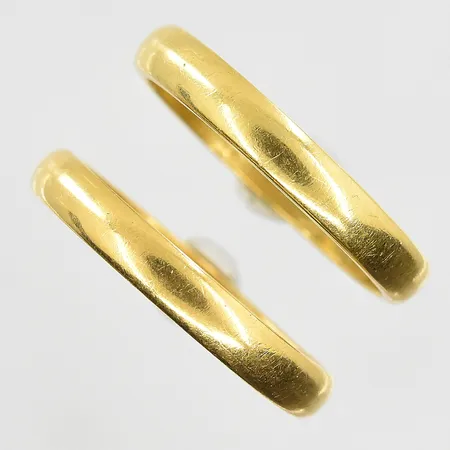 2 ringar stl:18¼ bredd 3mm, gravyr, 20K. Vikt: 8,8 g