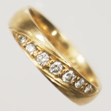 Ring med diamanter 0,25ct totalt, stl 18, bredd 4,8mm, gravyr 18K Vikt: 5,1 g
