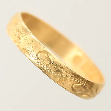 Ring mönstrad dekor stl:17½ bredd 3,4mm, gravyr 20K Vikt: 2,2 g