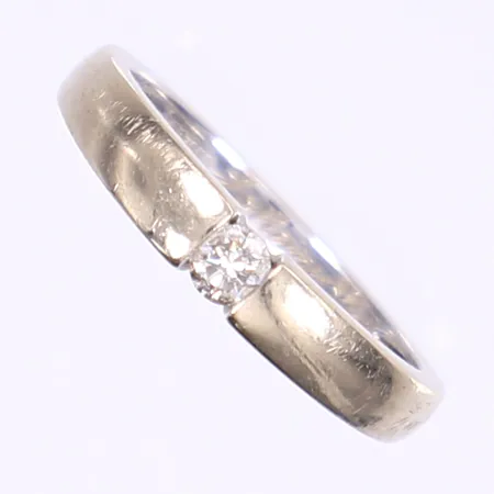 Ring med diamant 1x ca 0,15ct stl:17½, bredd 2-3mm, gravyr, vitguld 18K Vikt: 3,2 g