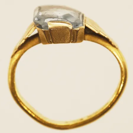 Ring med blå sten, stl16¼, bredd ca 12mm, defekt, skev, gravyr lös sten, 23K Vikt: 5,1 g