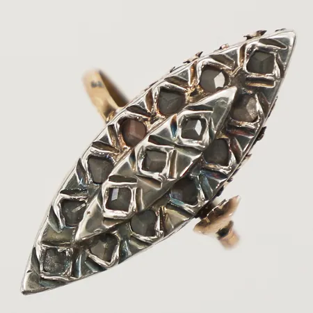 Ring med rosenslipade diamanter stl:18½, bredd:1,7-30mm, infattning i silver, defekt, 18K Vikt: 4,5 g