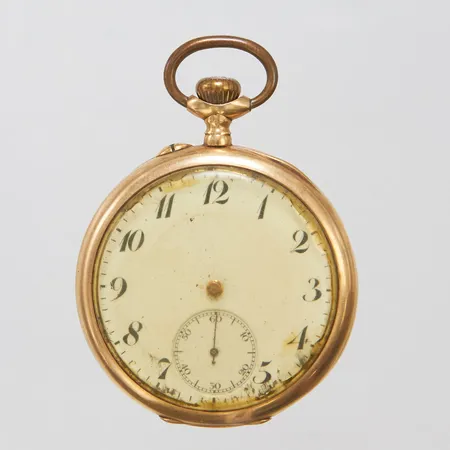 Ett fickur, längd 69mm, bredd 50mm, boett i 14K, monogramgravyr, löst plexiglas, lös timvisare, saknar minutvisare, Vikt: 76,3g