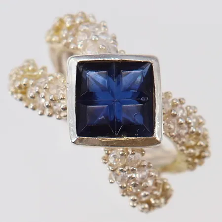 Ring blåa och vita stenar stl:16¾, bredd 4-13mm, en vit sten saknas, 925/1000 silver Vikt: 7,1 g