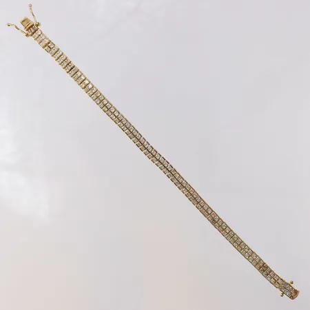 Armband med vita stenar längd 17cm bredd 5mm bucklig/skev 18K.  Vikt: 12,2 g