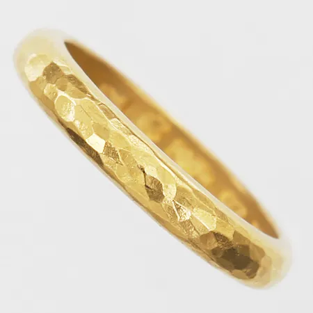 Ring med hamrad yta, stl:18, bredd 4mm, gravyr, 23K guld Vikt: 7,2 g