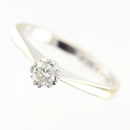 Ring med diamanter ca 0,21ct Guldfynd, vitguld, 18K Vikt: 2,8 g