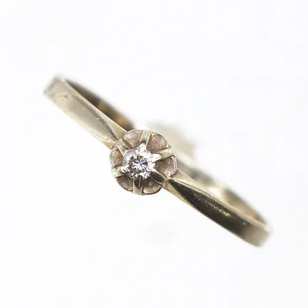 Ring viguld med liten solitär diamant,storlek 18 ½ mm,bredd 1.6-4.6 mm,18k. Vikt: 1,6 g