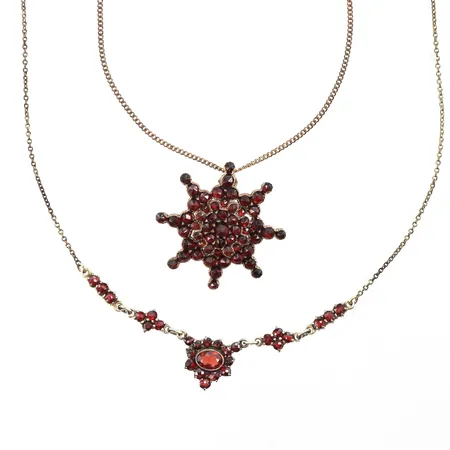 Collier 2 st med granater,gulmetall,längd ca 45. Vikt: 0 g