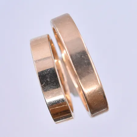 Ringar stl:18¾ och 23, bredd 5 mm graverad 9K. Vikt: 13,8 g