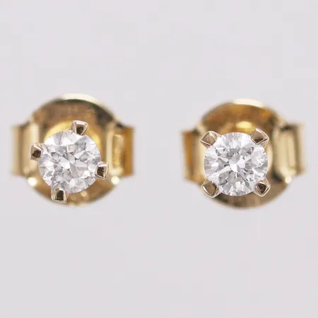 Ett par örhänge med diamanter 2 x ca 0,08ct Ø3,9mm Guldfynd, 18K Vikt: 0,7 g