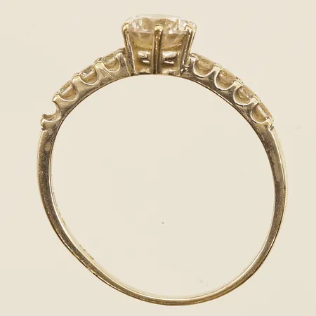 Ring med vita stenar, stl17¼, bredd 6,5mm, defekt, skev, GHA, 18K  Vikt: 2,2 g