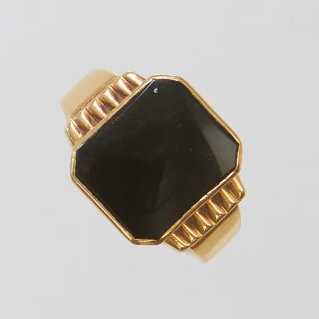 Klackring med onyx stl 19¼, bredd 3,5-14,5mm, 18K, bruttovikt 5,0g Vikt: 5 g