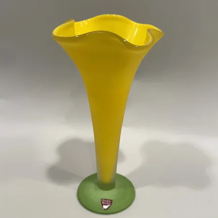 Vas Orrefors Kantarell Anne Nilsson signerad nr 4805-02, höjd 18cm, etikettmärkt  Skickas med paket.