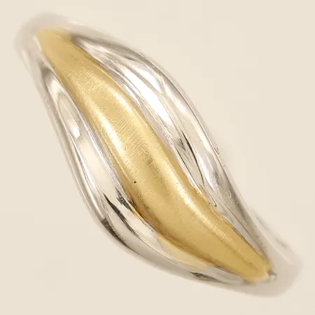 Ring tvåfärgad, stl:18¼, bredd 2,4-8,2mm, 18K Vikt: 3,8 g