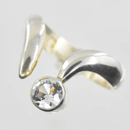 Ring med vit sten stl:18¾ bredd 4-15mm, öppen modell, 925/1000 silver. Vikt: 4,7 g