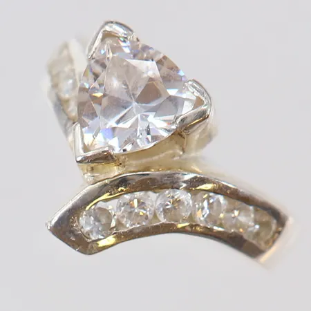 Ring vita stenar stl:17¼, bredd 3-14mm, 925/1000 silver Vikt: 6,4 g