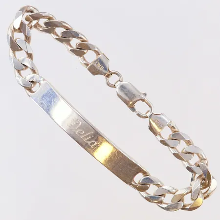 Armband med platta längd 18cm bredd 8mm gravyr Silver 925/1000.  Vikt: 24,3 g