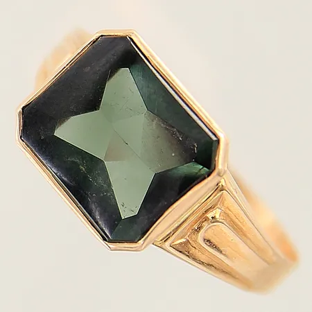 Ring med grön sten stl: 20 bredd 2,6mm 18K  Vikt: 2,6 g