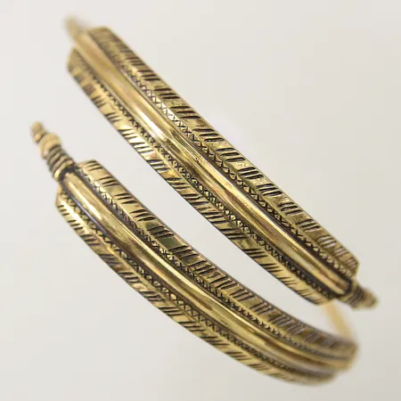 Armring med mönstrad dekor Kalevala Koru Finland Ø70mm bredd 3-24mm,  något skev, brons  