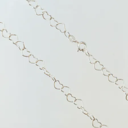 Collier med hjärtan längd 42,5cm bredd 5mm Silver 925/1000.  Vikt: 5,4 g