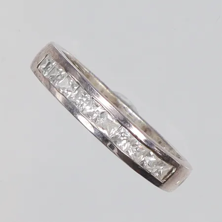 Ring med slipade vita stenar stl:17½ bredd 2,5-3mm silver 925/1000 Vikt: 1,8 g