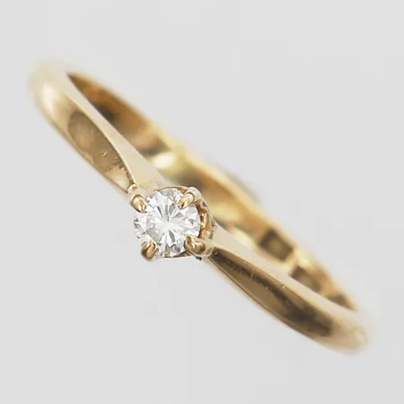 Ring med diamant ca 0,10ct, kvalitet ca W-TCr(H-I)/VS-SI, stl: 17½, 18K guld Vikt: 2,7 g
