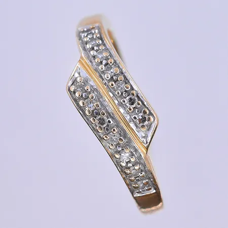 Ring med vita stenar Guldfynd stl:17½, bredd 2-6 mm 18K. Vikt: 3,7 g