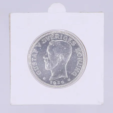 Silvermynt 2kr Gustaf V Sveriges Konung  Med folket för fosterlandet 1936, i pappetui, silver 800/100 vikt ca 15g Vikt: 15 g