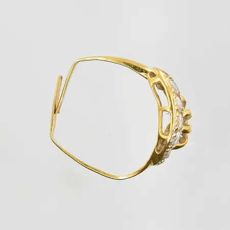 Diverse defekt guld med vita stenar, 21K. Vikt: 2,4 g