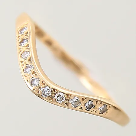 Ring med 8/8-slipade diamanter 10 x ca 0,01ct stl:17 bredd 1,3-2,4mm, gravyr 18K  Vikt: 1,8 g