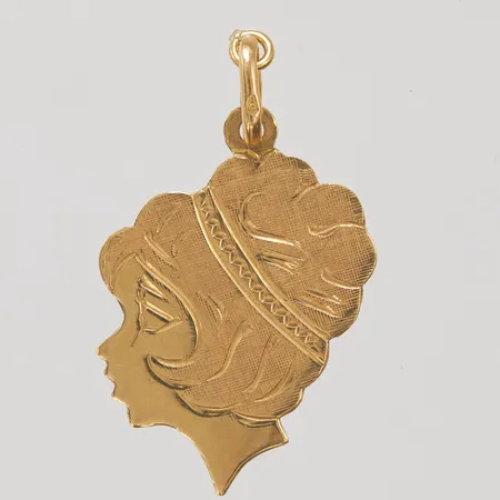 Hänge i form av ansikte, längd ca 29mm, bredd ca 19mm, importstämplad, slitage på ögla, personlig gravyr, 18K, Vikt: 1,8g Vikt: 1,8 g