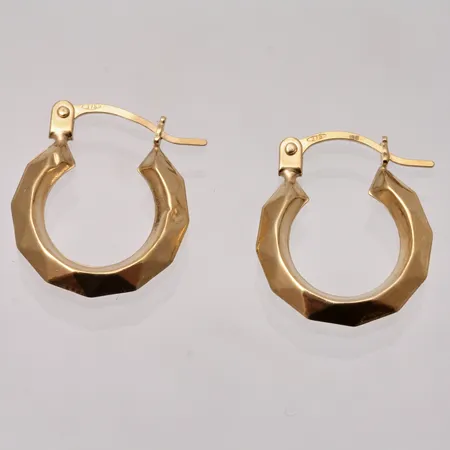 Örhängen mått 12,4x14,5mm, bredd 2,4mm, liten buckla på en, 18K, 0,42g.