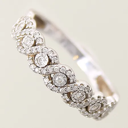 Ring med diamanter 7 x ca 0,01ct, 61 x ca 0,005ct 8/8-slipade stl16¼ bredd 1,9-4,4mm, 1 diamant saknas, vitguld 18K Vikt: 2,7 g