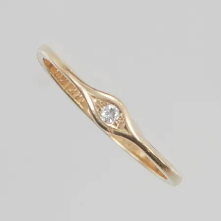 Ring diamant ca 0,04ct stl:17¾ bredd 3mm 18K 2,1g.