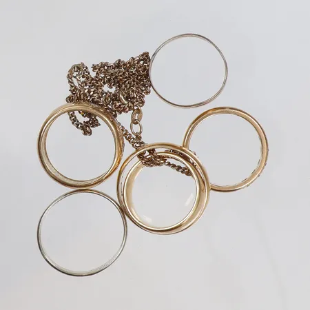 Diverse guld med stenar, gravyr delvis defekt 18K Vikt: 37,6 g