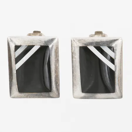 Ett par örhängen med onyx samt pärlemorinlägg, höjd 25mm, clips, silver 925/1000 Vikt: 12,4 g