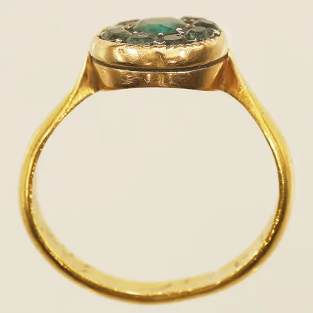 Ring med gröna stenar stl 16¼, bredd 10,5mm, infattning i 18K, skena 23K  Vikt: 5 g