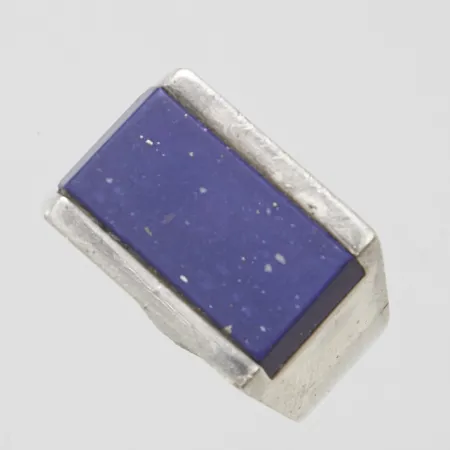Ring med skadad lapis lazuli, justerad skena, 835/1000 silver  Vikt: 9,8 g