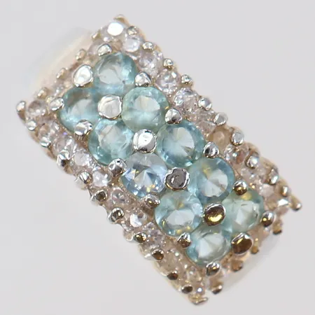 Ring ljusblåa och vita stenar stl:16¾, bredd 3,5-10mm, 925/1000 silver Vikt: 5,1 g