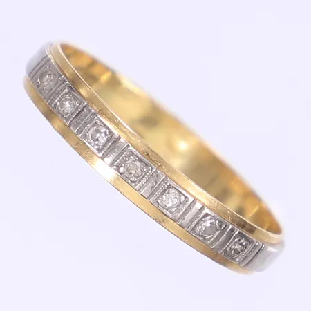 Ring med diamanter 7 x ca 0,01ct stl:20¾ bredd 3mm 18K Vikt: 2,8 g