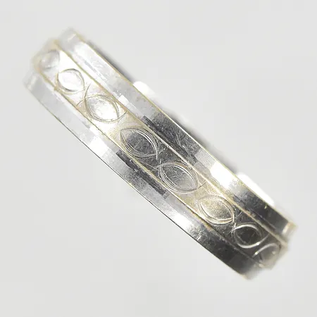 Ring stl:21 bredd 5mm, gravyr, vitguld, 18K. Vikt: 5,7 g